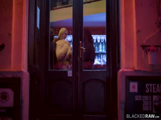 [欧美] 性欲很强的女子在餐厅搭讪两个黑人回家干炮 三个穴都被塞得好满